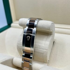 Neo-vintage luxury wristwatch with clean design