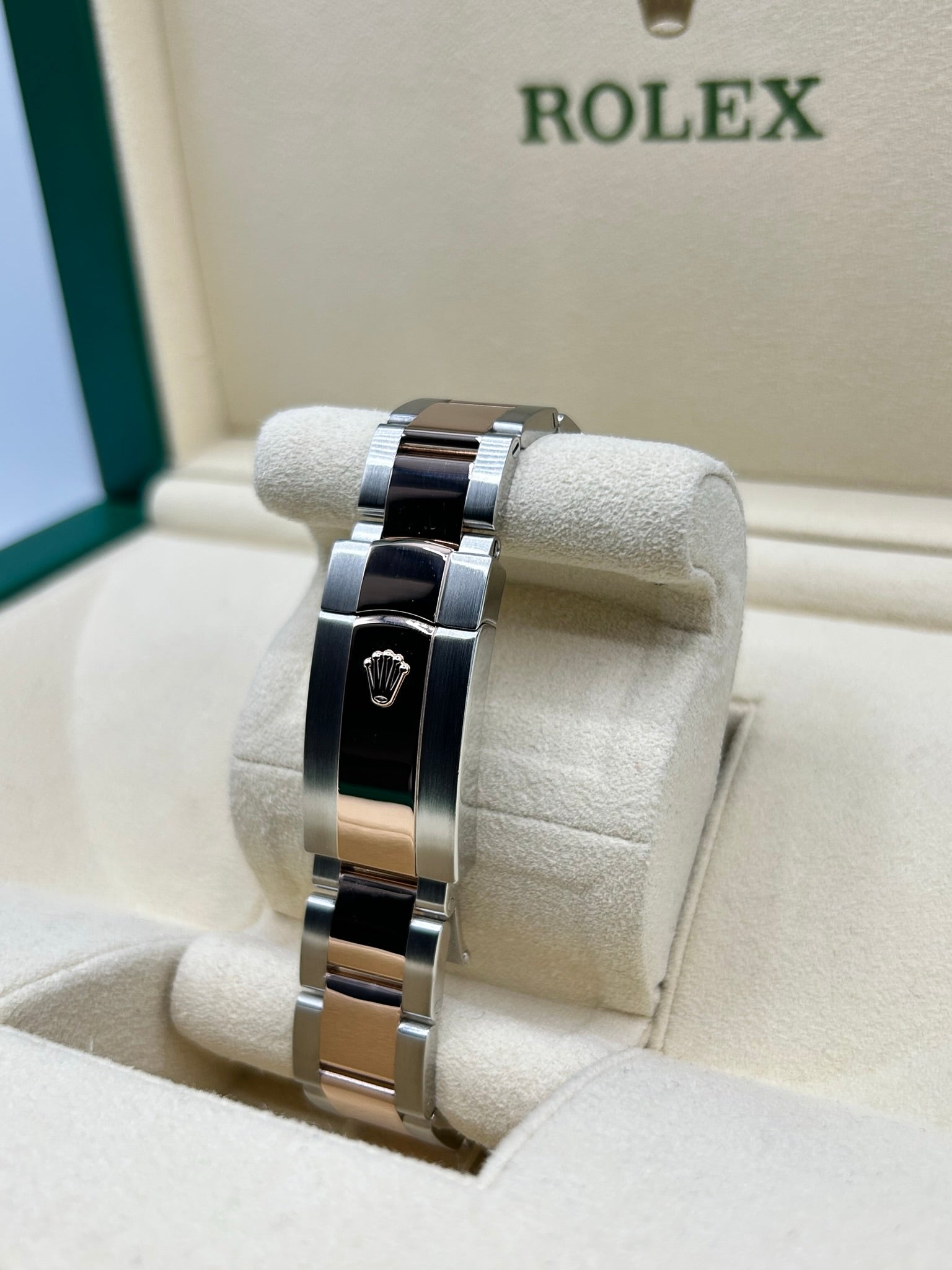Neo-vintage luxury wristwatch with clean design