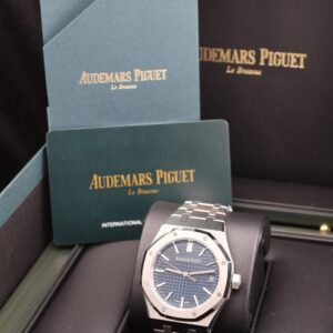 Discontinued sports wristwatch with bold design