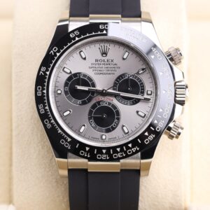 Vintage mechanical watch with polished bezel