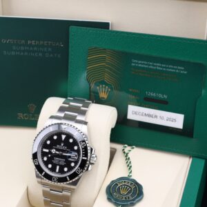 Black dial wristwatch with date display