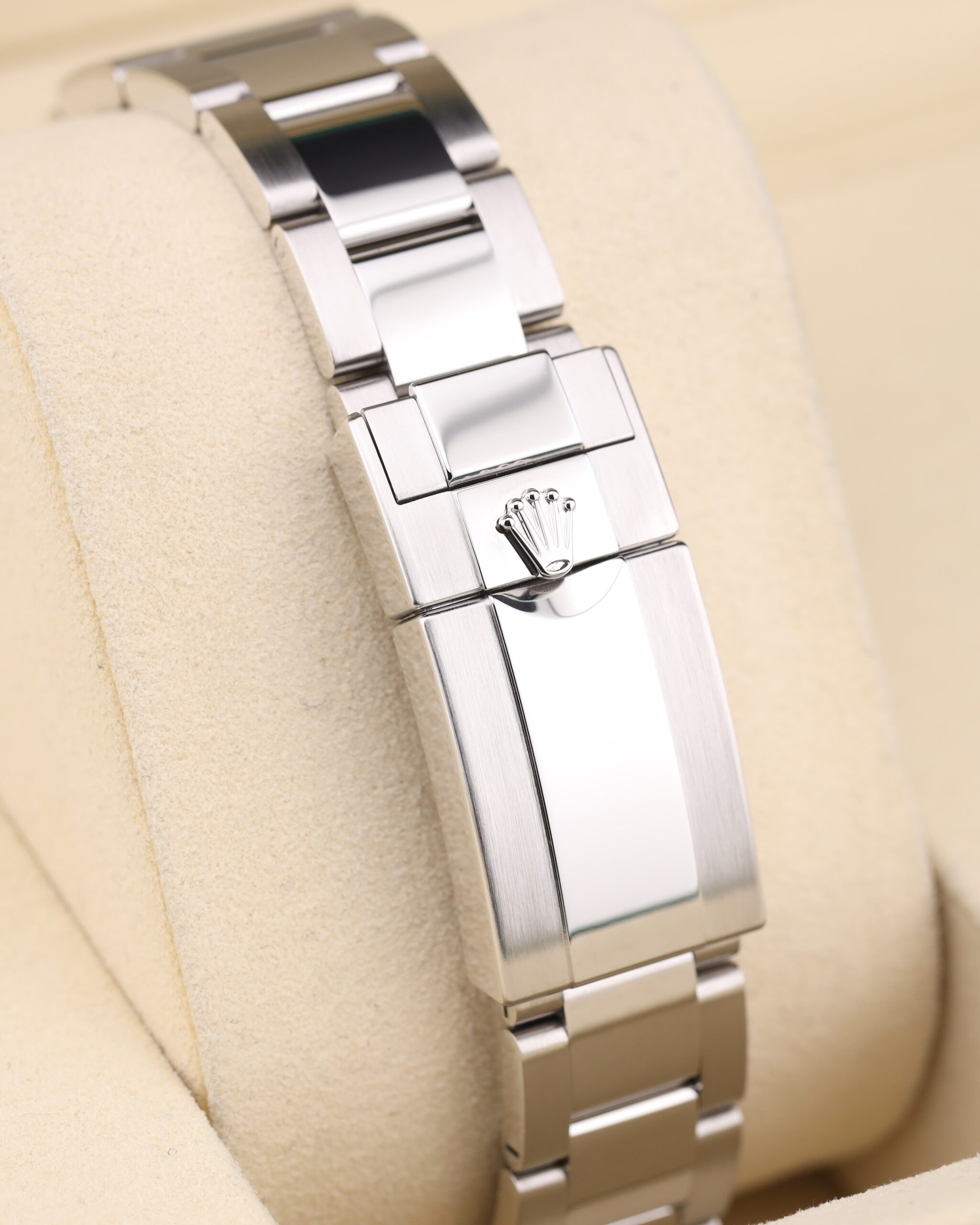 Blue dial luxury wristwatch with polished bezel