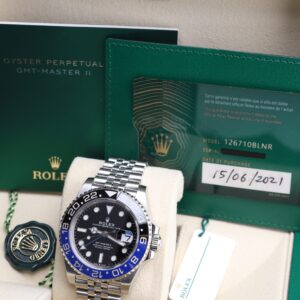 Wristwatch dial with blue and black bezel