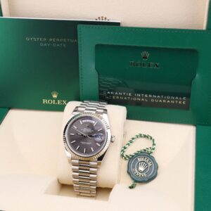 Compact neo-vintage luxury wristwatch