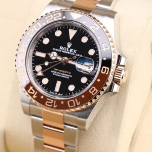 Neo-vintage luxury wristwatch with compact design