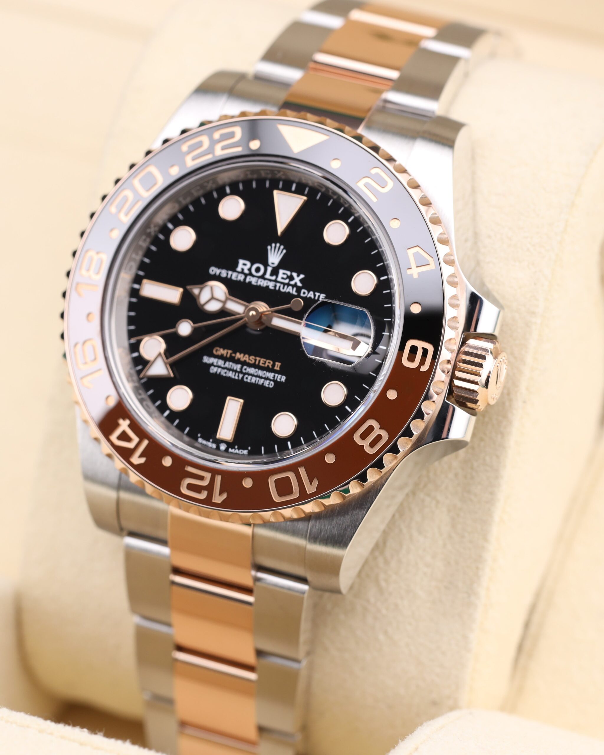 Neo-vintage luxury wristwatch with compact design