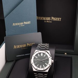 Vintage diver watch with original bezel