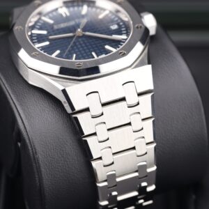 Vintage mechanical wristwatch with classic dial