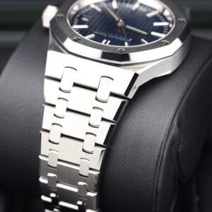 Discontinued diver watch with original bezel