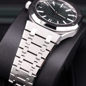 Vintage diver watch with original bezel
