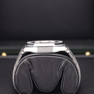 Neo-vintage luxury wristwatch with sleek design
