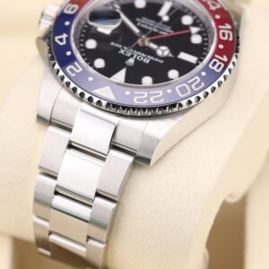 Vintage style watch with iconic bezel colors