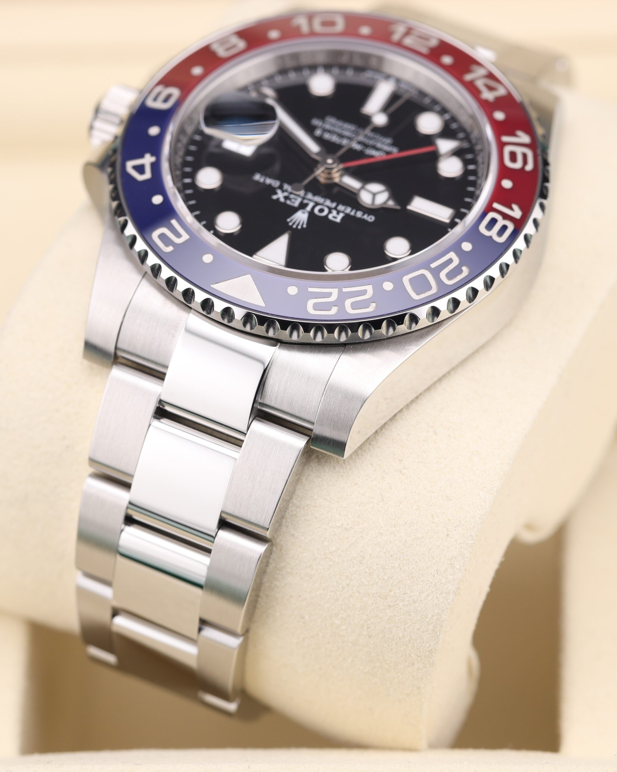 Vintage style watch with iconic bezel colors