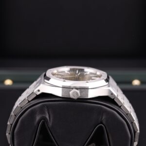 Mid-size vintage dress watch with elegant dial