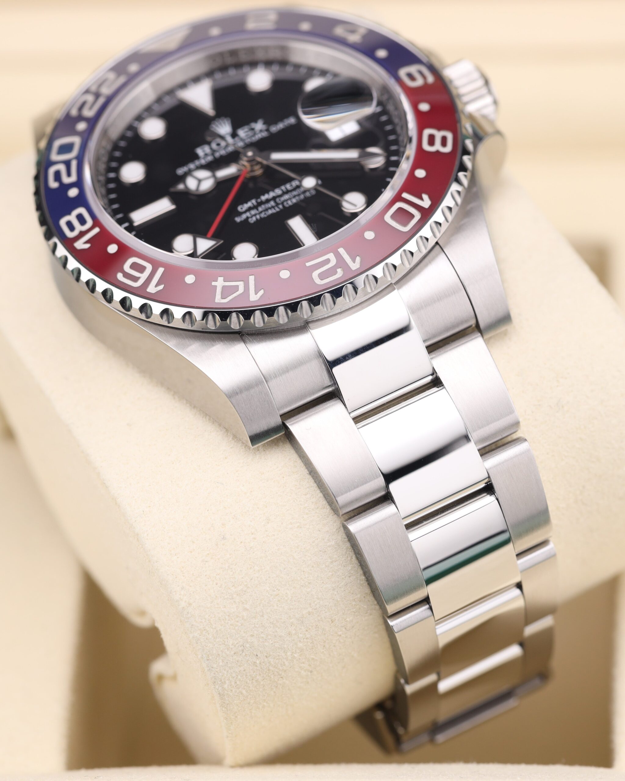 Retro mechanical watch with two-tone bezel