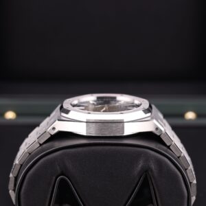 Retro chronograph wristwatch with luminous markers