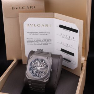Neo-vintage luxury timepiece with clean dial