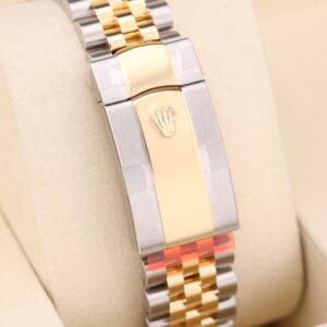 Neo-vintage dress watch with compact case