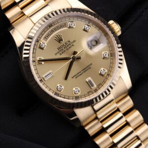 Retro automatic watch with original lume