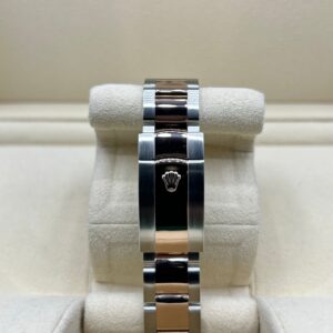 Retro mechanical wristwatch with classic dial