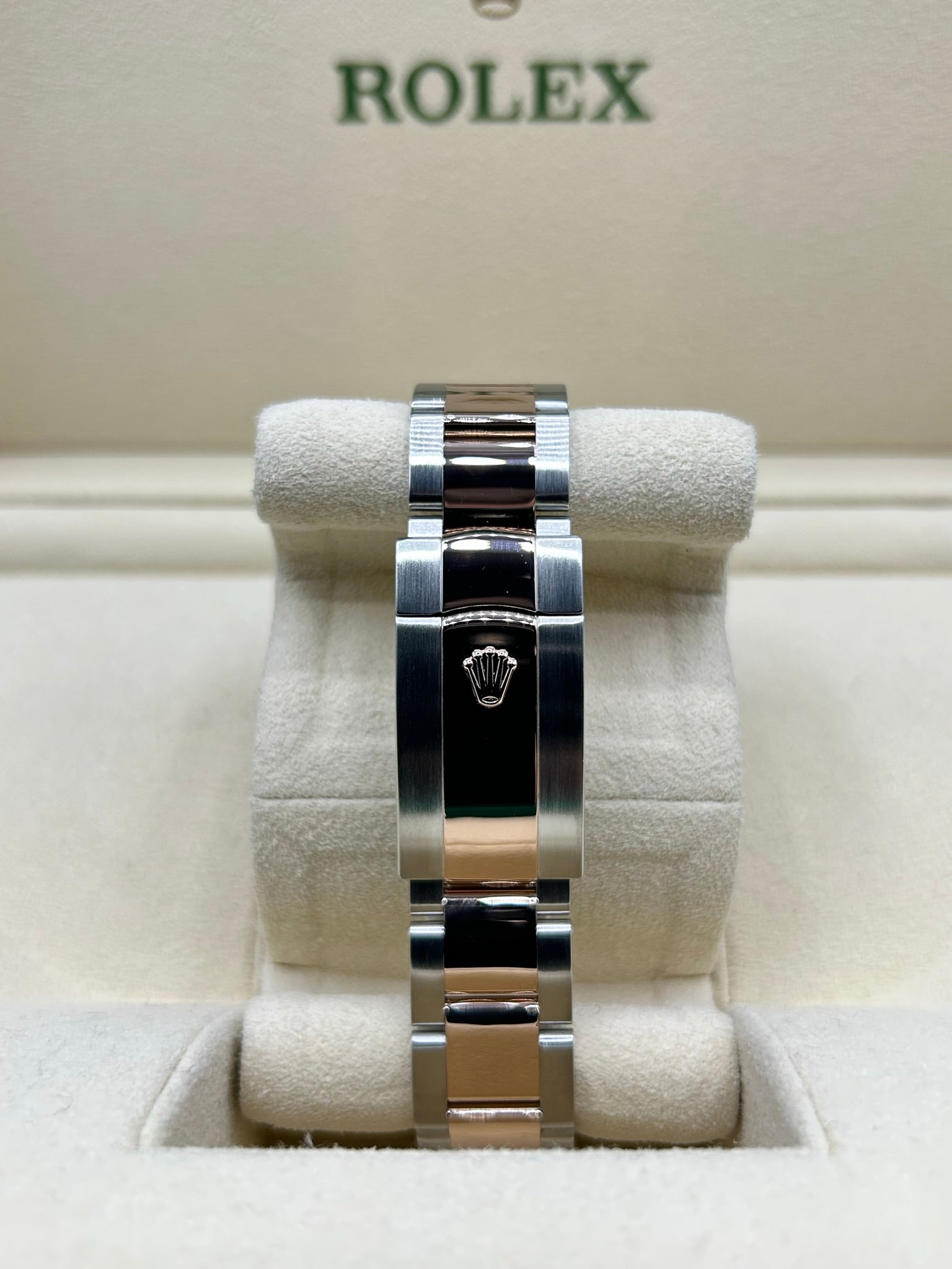 Retro mechanical wristwatch with classic dial