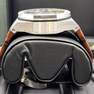 Chronograph pushers and crown on wristwatch