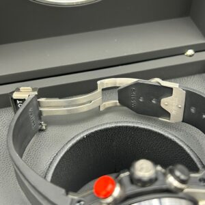 Mechanical wristwatch side profile