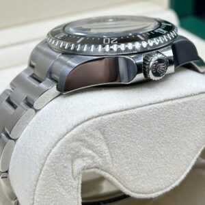 Mid-size vintage dress watch with classic design