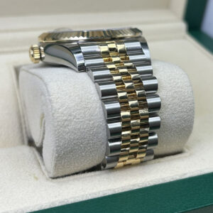 Neo-vintage luxury timepiece with compact design