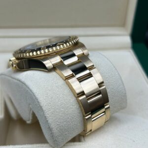Discontinued sports wristwatch with original bezel