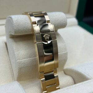 Discontinued chronograph wristwatch with vintage style