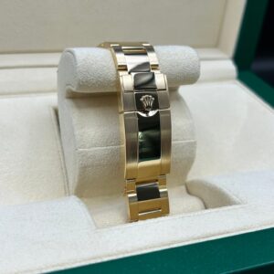 Vintage mechanical wristwatch with classic dial