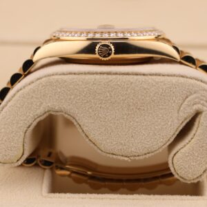Neo-vintage luxury timepiece with compact design