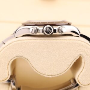 Neo-vintage luxury wristwatch with compact design