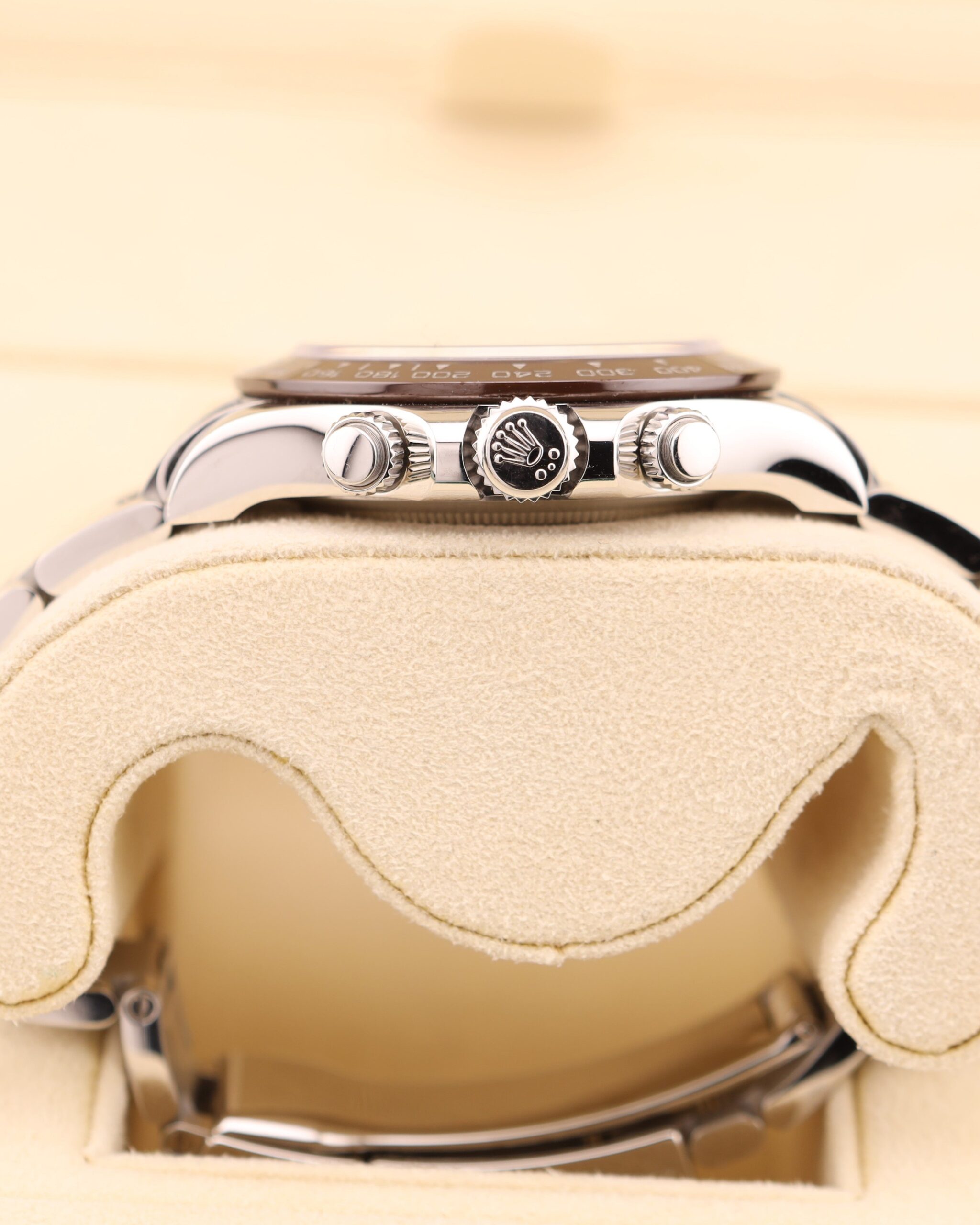 Neo-vintage luxury wristwatch with compact design