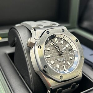 Retro automatic watch with original lume