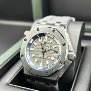Vintage diver watch with original bezel