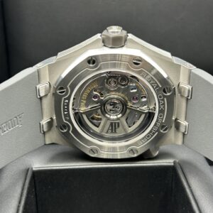 Retro chronograph wristwatch with luminous markers