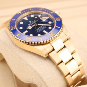 Mid-size vintage dress watch with classic design