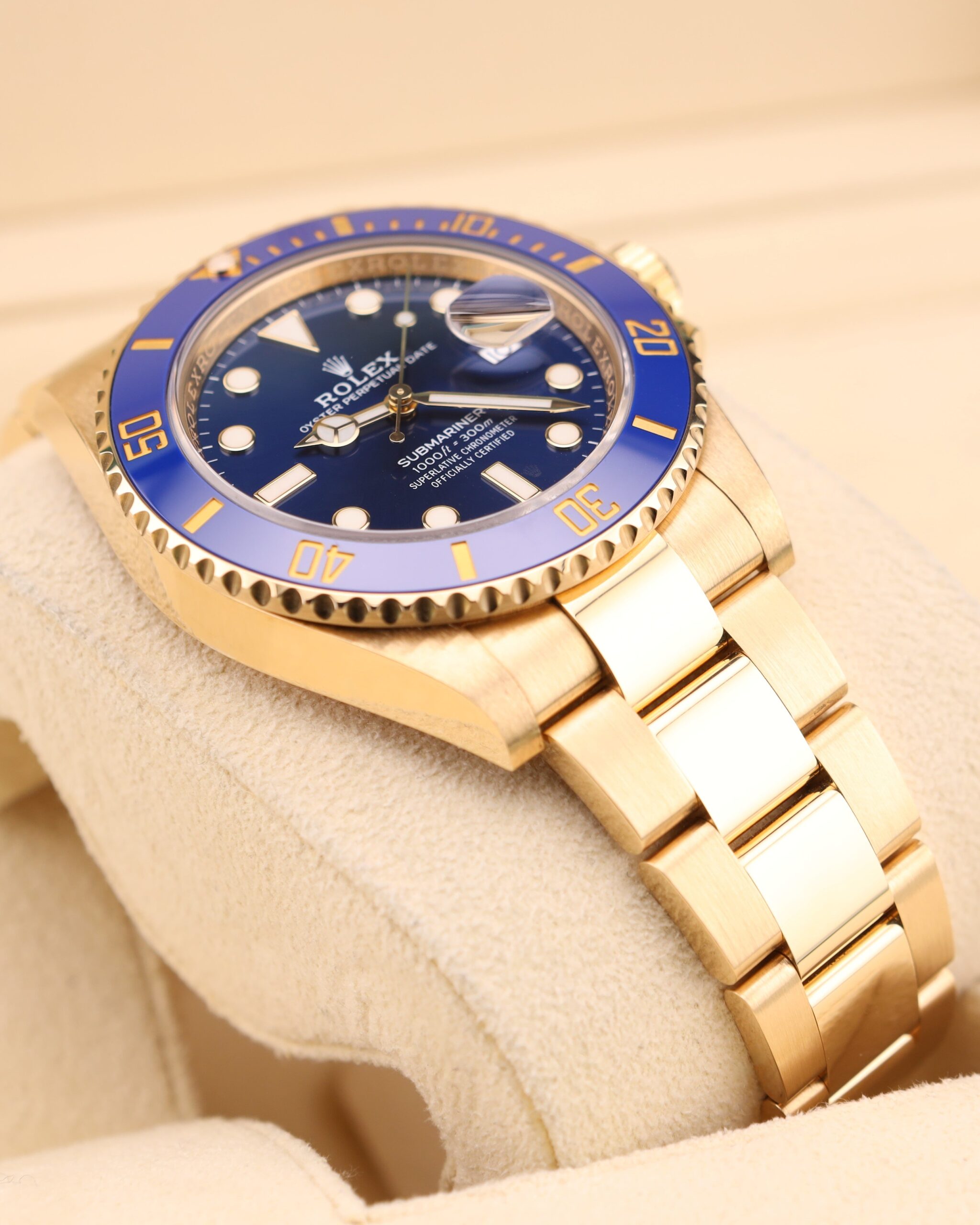 Mid-size vintage dress watch with classic design