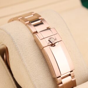 Compact vintage dress watch with original dial