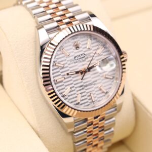 Neo-vintage luxury watch with compact design