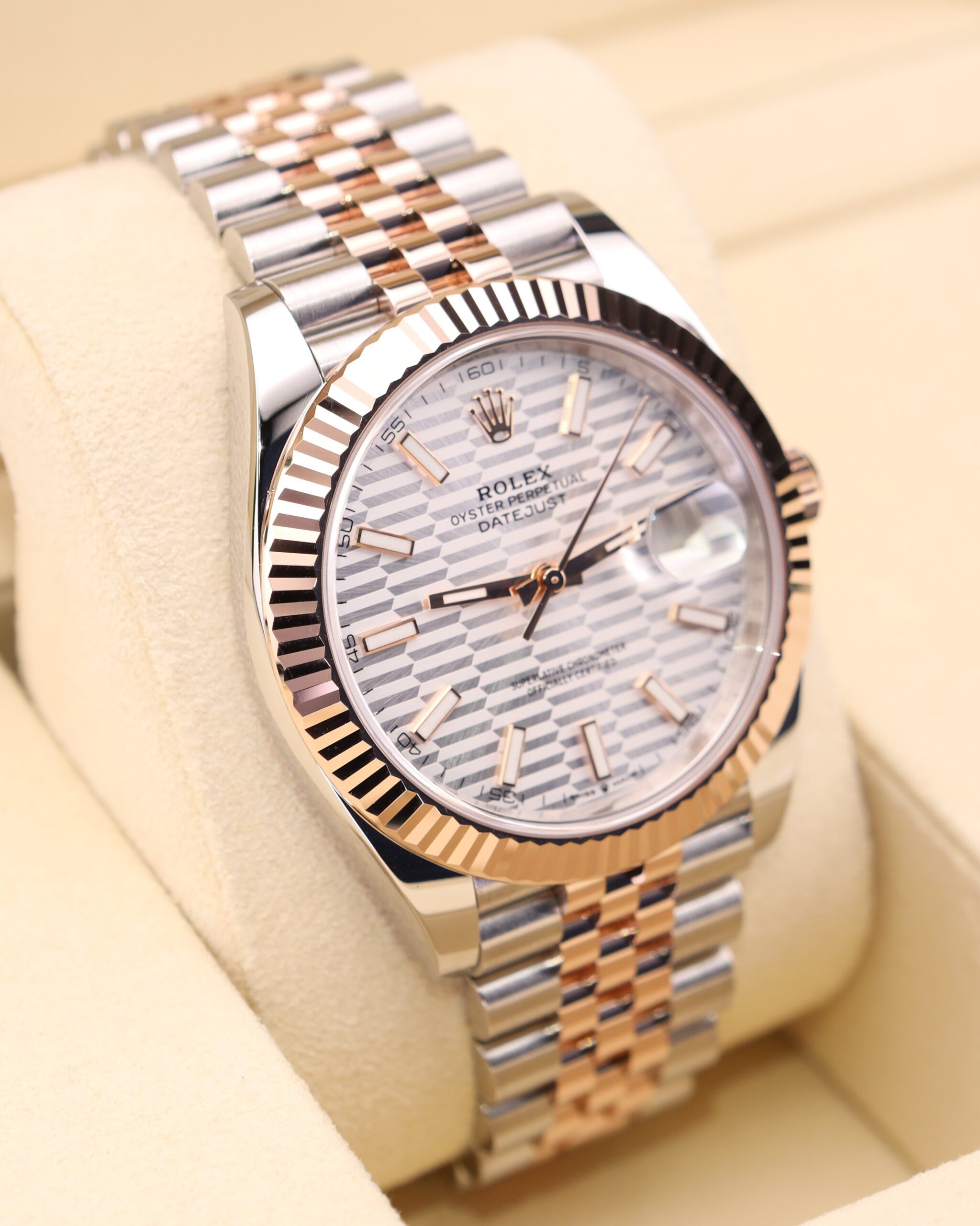 Neo-vintage luxury watch with compact design