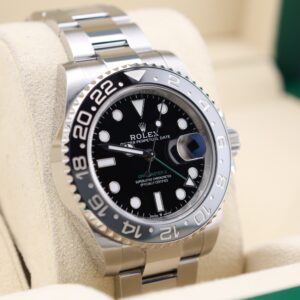 Neo-vintage luxury GMT wristwatch