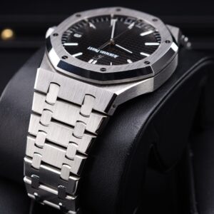 Neo-vintage luxury watch with compact design