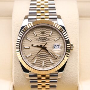 Compact neo-vintage luxury wristwatch