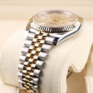 Discontinued vintage diver watch with original bezel