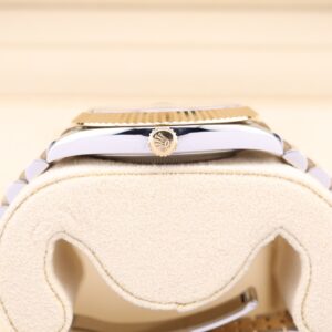 Neo-vintage luxury timepiece with compact design