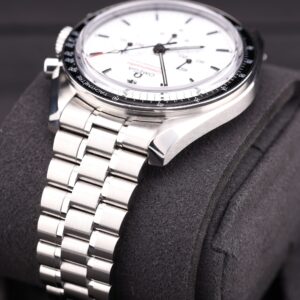 Vintage mechanical wristwatch with leather strap