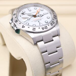 Neo-vintage luxury wristwatch with sleek design